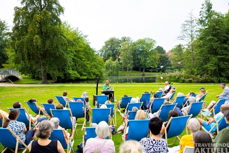 Spannende Krimis, Geschichten, maritime Themen und Lesungen mit echten Travemünder Originalen, das alles steht bis August auf dem Programm. Foto: LTM
