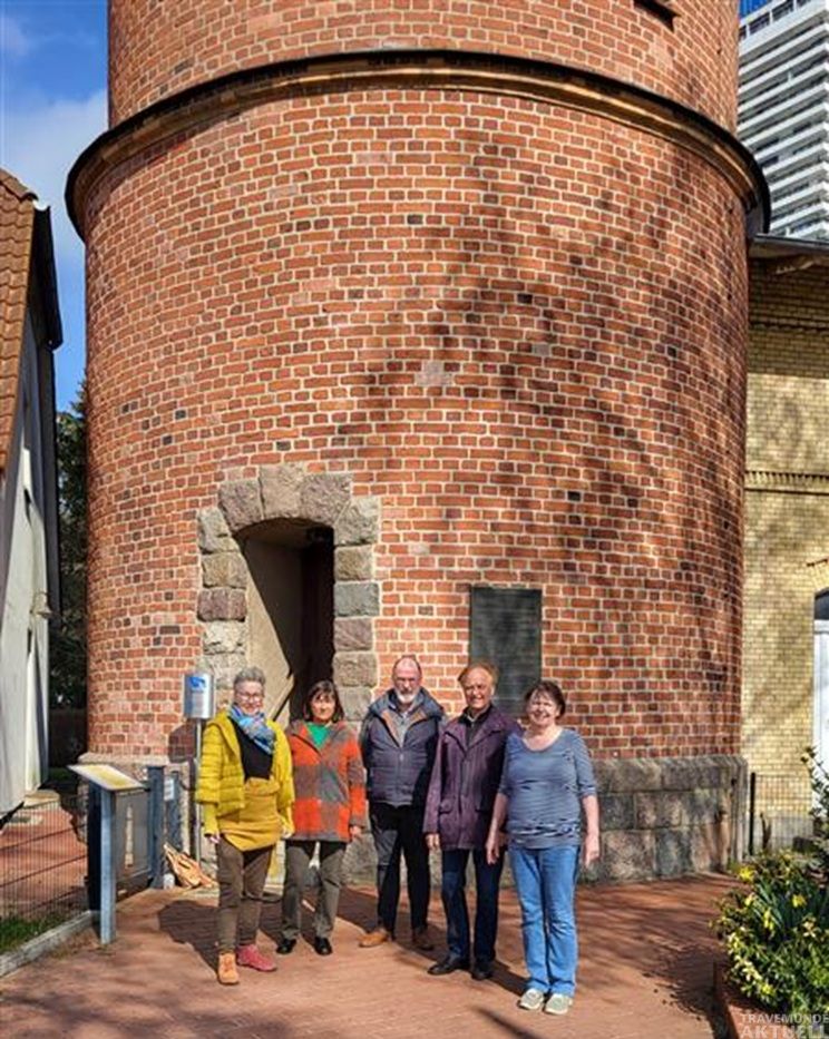 Heute begrüßt der Leuchtturmwärter die Besucher des Alten Leuchtturms Travemünde und vermittelt spannende Einblicke in die Geschichte des Wahrzeichens. Foto: TA