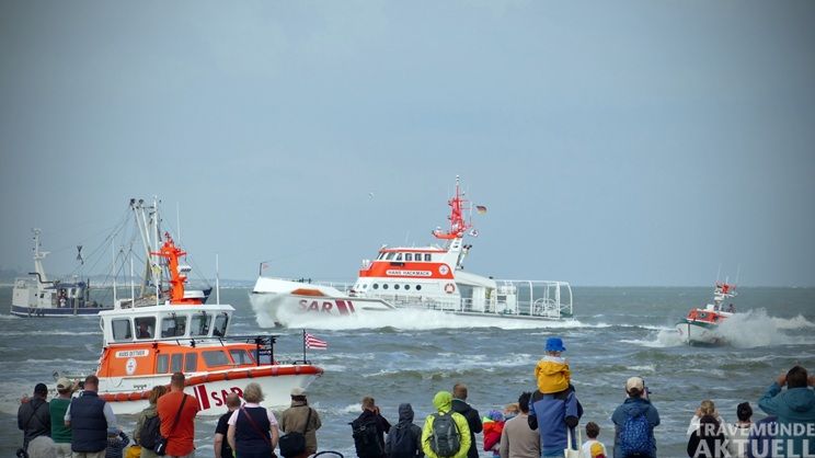 Ihren beliebten Tag der Seenotretter begeht die DGzRS in diesem Jahr zum 28. Mal auf ihren Stationen an Nord- und Ostsee – mit Vorführungen, Besichtigungen, Mitfahrten und vielen Gesprächen. Foto: Die Seenotretter – DGzRS