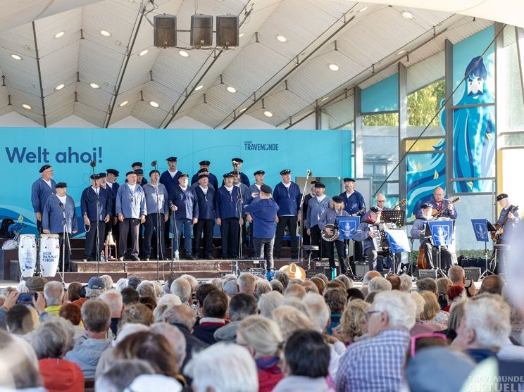 Mit maritimen Liedern und Seemannsklassikern sorgt der Passat Chor für musikalische Unterhaltung im Brügmanngarten. Foto: Passat Chor