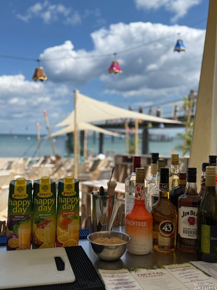 Direkt an der Ostsee genießen Besucher:innen im Strandklub kühle Getränke, leckeres Essen und echtes Urlaubsgefühl. Foto: TSNT GmbH