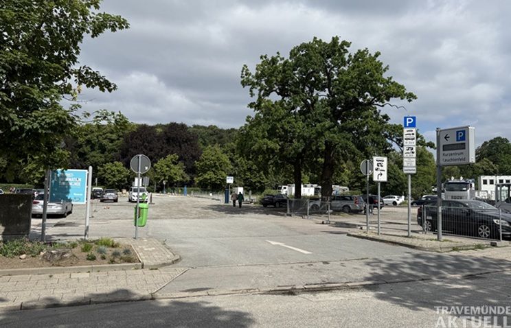 Der Parkplatz an der Trelleborgallee gehört zu den strandnahen Parkmöglichkeiten in Travemünde und bietet einen schnellen Zugang zur Promenade und zum Ostseestrand. Foto: TA