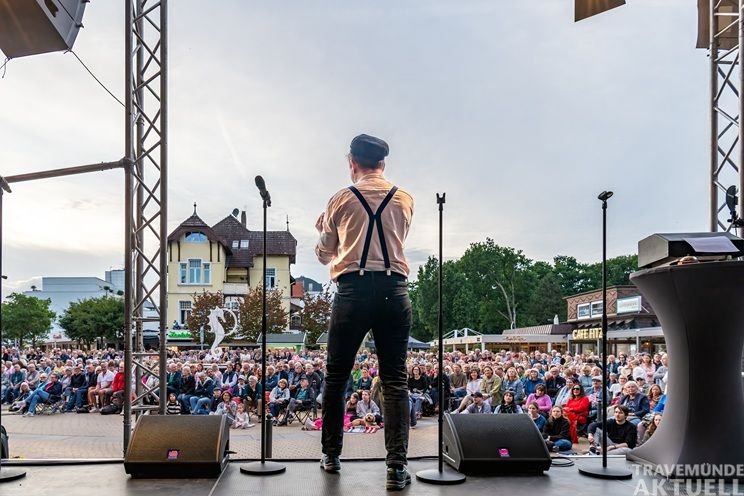 Beim Finale von »OstseeTalent goes music 2026« präsentieren neun Nachwuchsmusiker am 17. Juli auf dem Timmendorfer Platz ihre selbst geschriebenen Songs live vor Publikum. Foto: @Torsten Vollbrecht/ TSNT