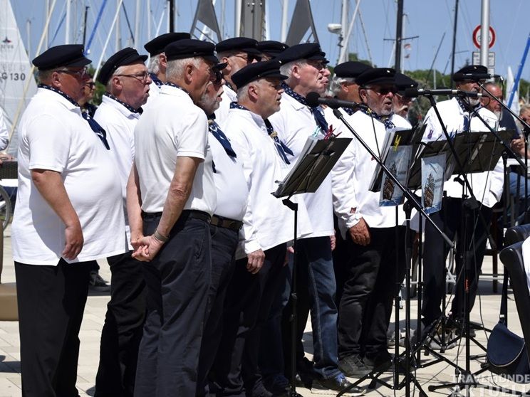 Der Travemünder Shantychor präsentiert heute traditionelle Seemannslieder an der Priwallpromenade. Foto: Travemünder Shantychor
