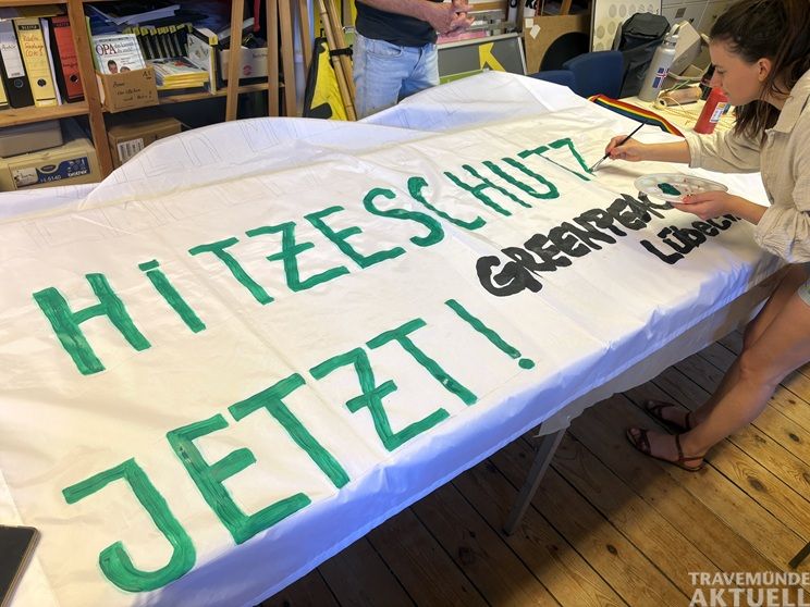 Greenpeace Lübeck informiert am Donnerstag auf dem Klingenberg über Hitzeschutz und mehr Stadtgrün. Foto: Greenpeace Lübeck