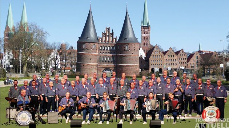 Der Lübecker Shanty-Chor Möwenschiet sorgt bei mehreren Auftritten während der Travemünder Woche für maritime Stimmung. Foto: Möwenschiet