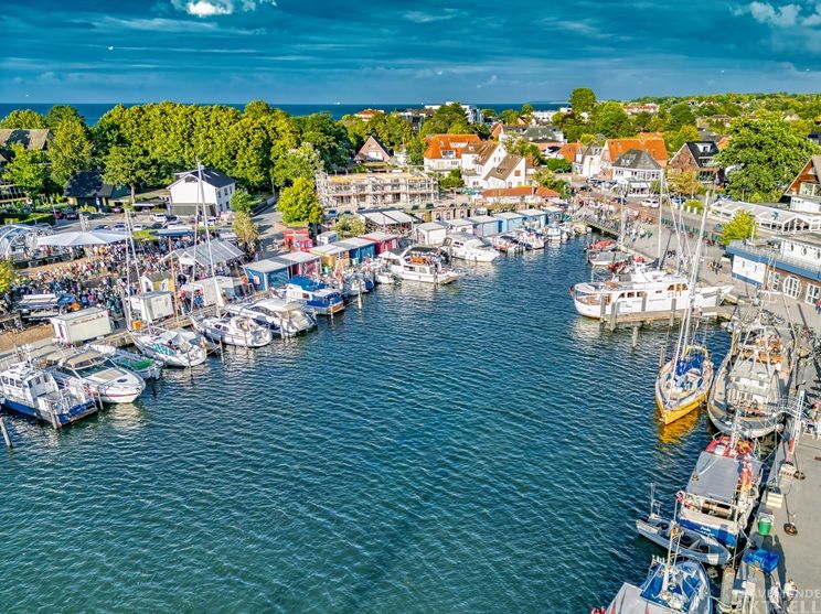 Das Hafenfeeling lockt vom 7. bis 9. August wieder mit Livemusik, kulinarischen Angeboten, regionalen Aussteller:innen und maritimer Atmosphäre auf die Festwiese am Niendorfer Hafen. Foto: ©Torsten Vollbrecht/TSNT