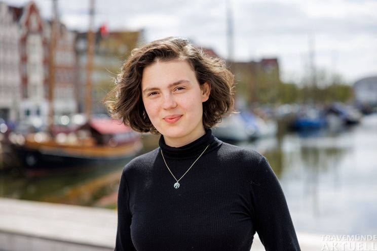 Sophia Marie Pott, kulturpolitische Sprecherin der Lübecker Grünen und Landtagskandidatin für Travemünde, betont die Bedeutung von Prävention und der engen Zusammenarbeit aller Beteiligten für ein sicheres Seebad. Foto: Grüne Lübeck