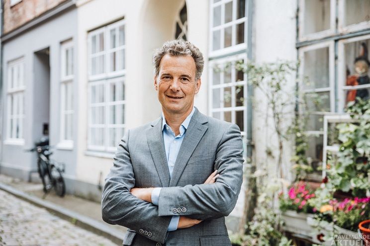Dr. Axel Flasbarth, Co Fraktionsvorsitzender der Lübecker Grünen, spricht sich für ein verbessertes Parkraummanagement und eine gezieltere Besucherlenkung in Travemünde aus. Foto: Grüne Lübeck