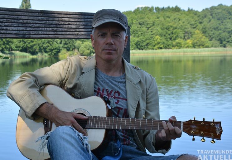 Mit seiner Gitarre bringt TOZ Antonio Piretti die Wohnzimmer und Gärten seiner Gastgeber:innen zum Klingen und bedankt sich so für ihre Gastfreundschaft. Foto: Maybritt Aßmus