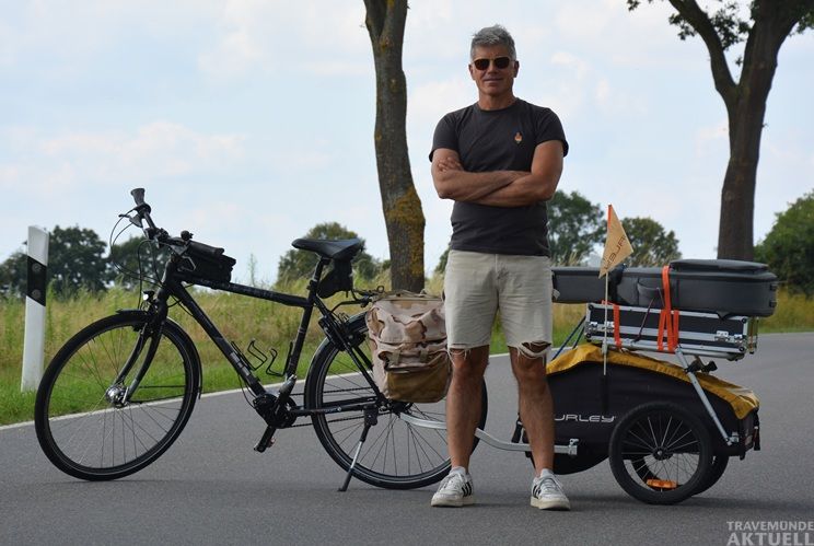 TOZ Antonio Piretti ist mit dem Fahrrad auf seiner Tour »Von Küste zu Küste zu Küste« quer durch Schleswig-Holstein unterwegs. Foto: Maybritt Aßmus