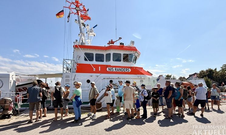 In Vitte auf Hiddensee warten Besucher darauf, den Seenotrettungskreuzer NIS RANDERS (DGzRS-Station Darßer Ort/Prerow) beim Open-Ship zu besichtigen. Foto: Die Seenotretter – DGzRS / Laura Burmeister