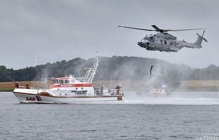 Seenotrettungskreuzer FRITZ KNACK und Seenotrettungsboot HELLMUT MANTHEY während einer Seenotrettungsübung mit dem SAR- (Search and Rescue, Suche und Rettung) – Hubschrauber der Marine. Foto: Die Seenotretter – DGzRS / Peter Neumann