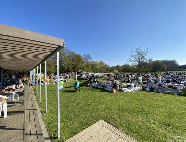 Beim großen Kinderflohmarkt im Familienzentrum Travemünde warten über 120 Verkaufsstände mit Kleidung, Spielzeug und vielen weiteren Secondhand-Schätzen auf kleine und große Besucher:innen. Foto: KinderWege gemeinnützige GmbH