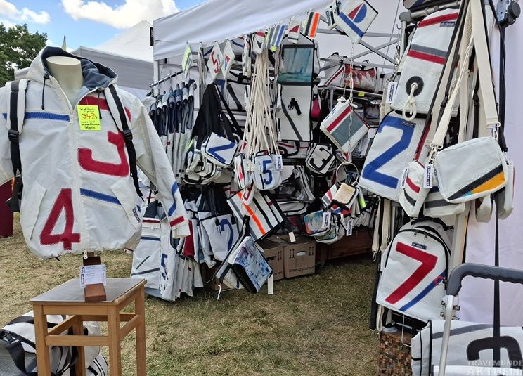 Rund 60 Kunsthandwerker:innen und Kreative präsentieren beim »Handgemacht«-Markt ihre liebevoll gefertigten Unikate direkt an der Travepromenade. Foto: Handgemacht-Märkte für KunstHandwerk & Kurioses