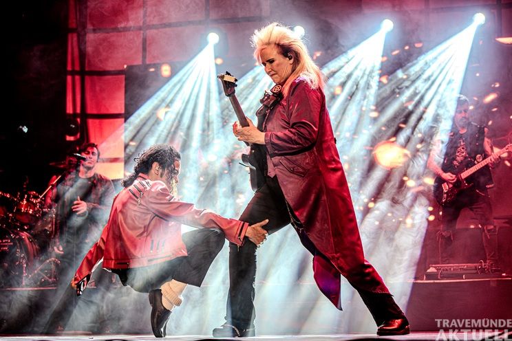 Gitarristin Jennifer Batten bringt bei »ONE NIGHT OF MJ« die bekannten Gitarrenriffs und Soli des King of Pop live auf die Bühne. Foto: Reset Production e.K.