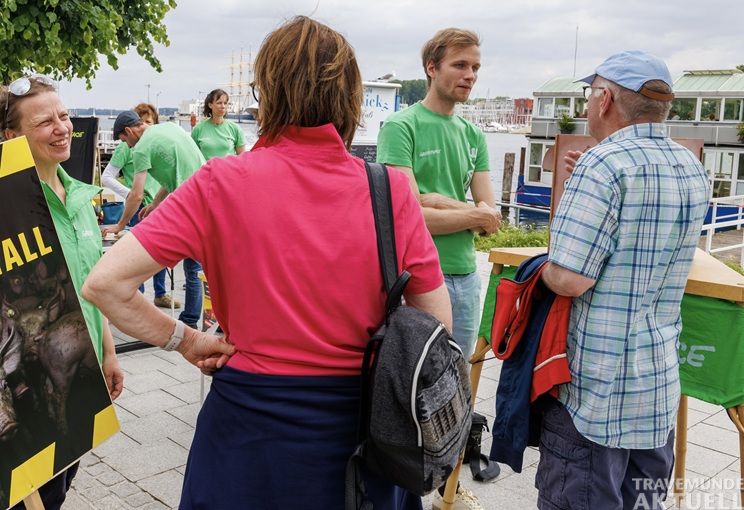 Greenpeace Lübeck informiert am Sonntag auf der Travemünder Strandpromenade über den Zustand der Ostsee und sogenannte tote Zonen. Foto: Greenpeace