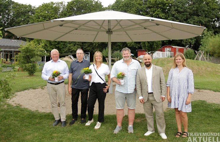 Mehr Schatten für die Kinder: Mit 5.000 Euro unterstützt die Wendelborn-Stiftung die Anschaffung von zwei neuen Sonnenschirmen für die Kinderstube Travemünde. Foto: KinderWege gGmbH