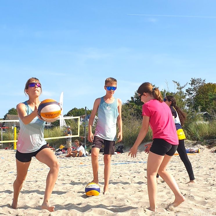 Gemeinsam aktiv am Ostseestrand: Bei der Summer Challenge stehen Teamgeist, Bewegung und der Spaß am Sport im Mittelpunkt. Foto: TSNT / Malte Nagursky