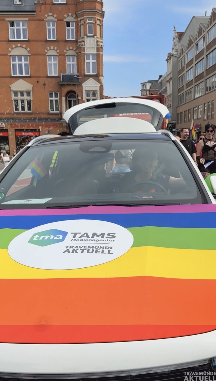 In Regenbogenfarben geschmückt ging es für das Team von Travemünde Aktuell und der TAMS Medienagentur zum CSD Lübeck. Foto: TA