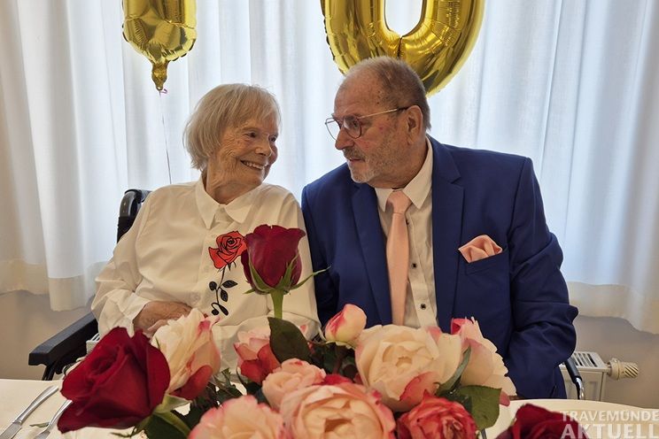 Gisela und Jürgen Trettin feiern im Pflegezentrum Travemünde ihren 70. Hochzeitstag. Foto: Diakonie Nord Nord Ost in Holstein gemeinnützige GmbH