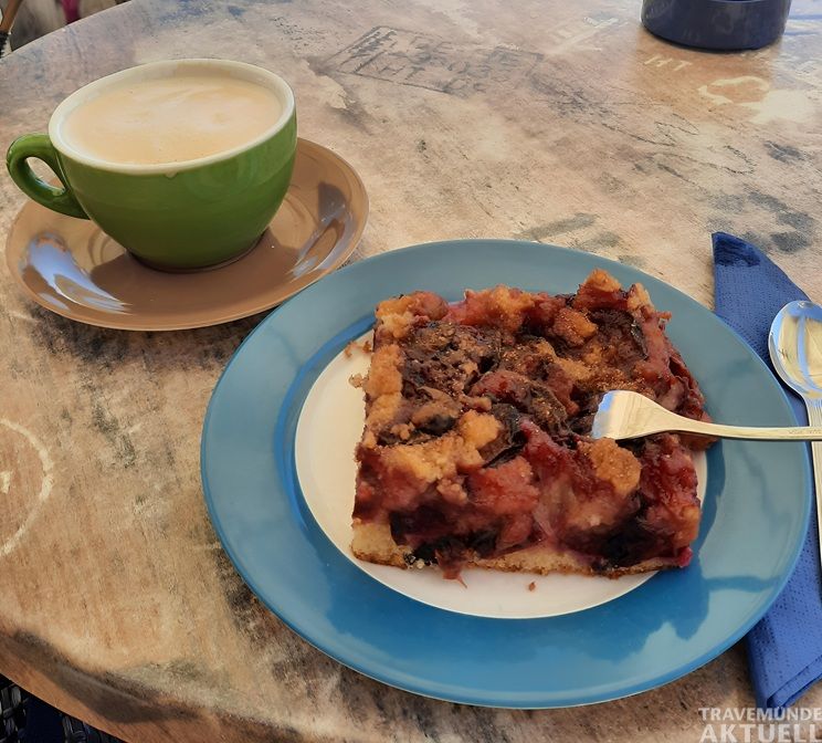Fruchtiger Pflaumenkuchen mit knusprigen Zimtstreuseln passt perfekt zu den ersten gemütlichen Herbsttagen. Foto: TA