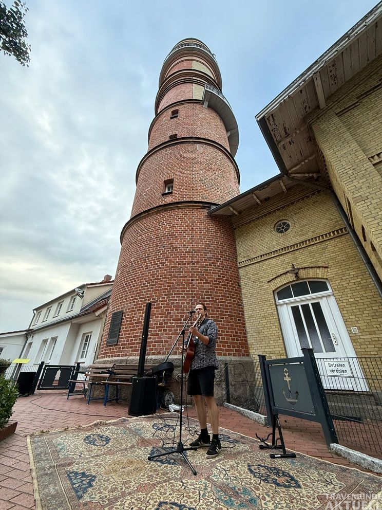 Musiker Erik Henry Kluschke vor dem Leuchtturm Travemünde. Foto: TA