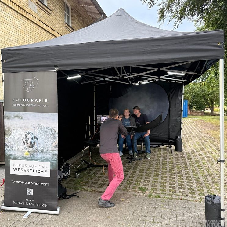 Thomas Burzynski von Fotowerk Reinfeld mit seinem mobilen Fotostudio. Foto: TA