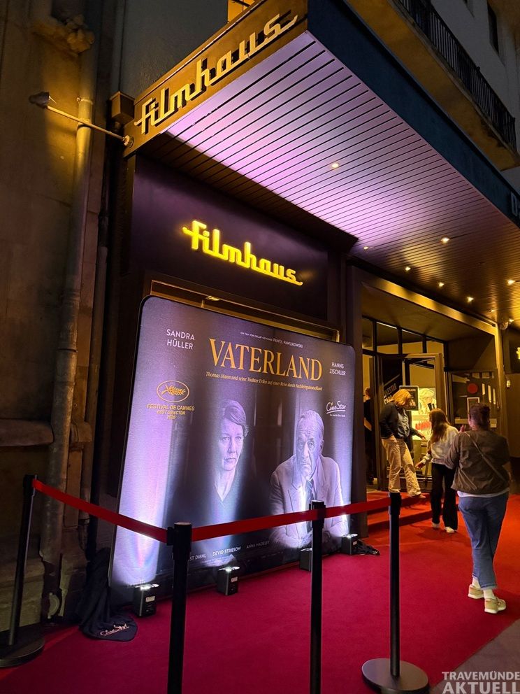 Eingang des Filmhaus Lübeck mit rotem Teppich anlässlich der Premiere. Foto: TA