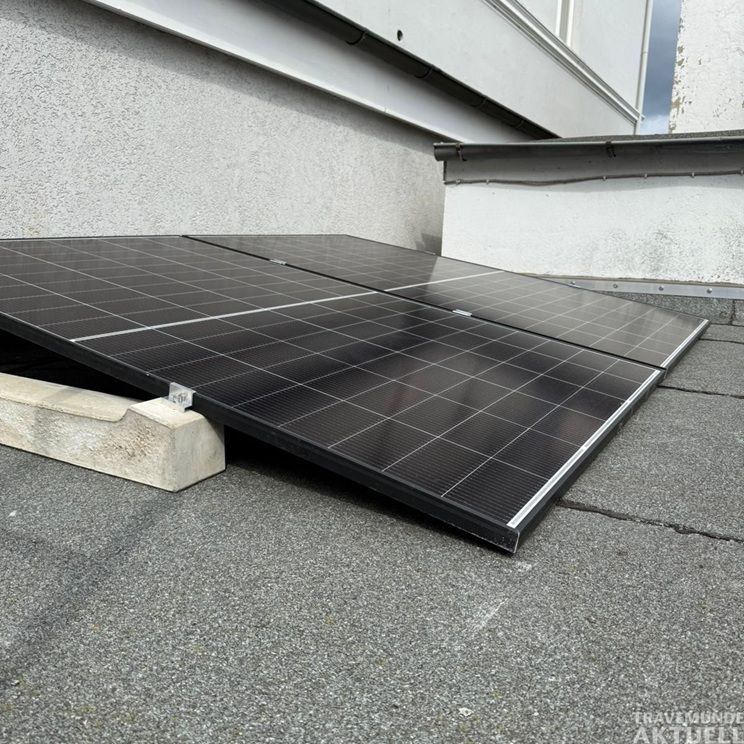 Zwei Solarmodule auf dem Fahrradschuppen von Travemünde Aktuell und TAMS Medienagentur. Foto: TA