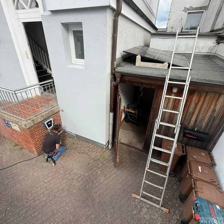 Während der Montage durch Elektroingenieur David Lukowitz. Foto: TA