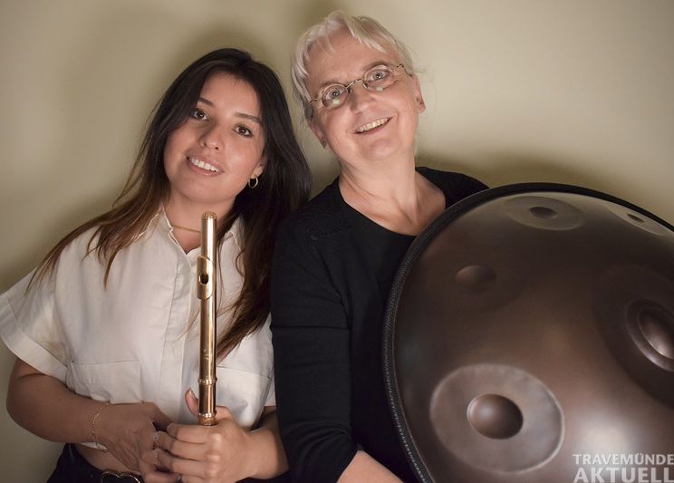 Juliana Diaz Chico (links) und Karin Wiesemann begleiten den Morgenkreis mit Querflöte und Handpan. Foto: Wildnisgespräche Travemünde