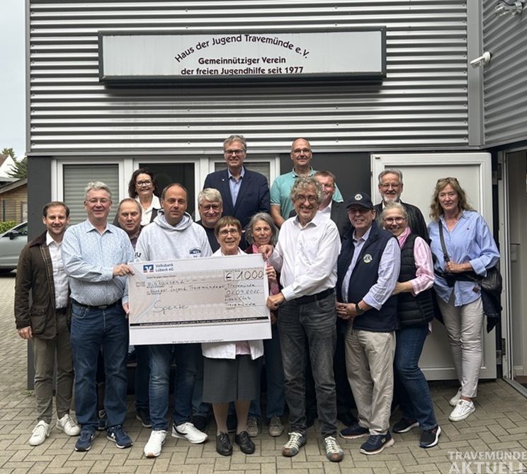 Großzügige Unterstützung für die Jugendarbeit: Der Lions Club Travemünde übergab eine Spende von mehr als 1.000 Euro an das Haus der Jugend Travemünde. Foto: Haus der Jugend Travemünde