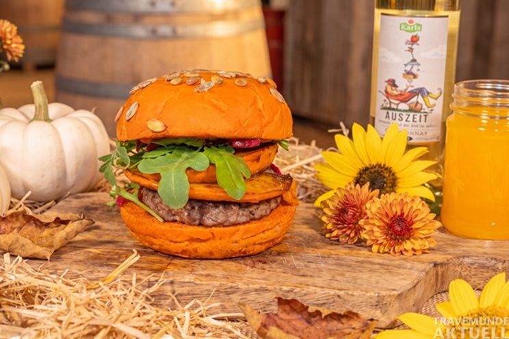 Herbst auf dem Teller: Der neue »Kürbis Feldmeister Burger« gehört in diesem Jahr zu den saisonalen Spezialitäten bei Karls. Foto: Karls Erlebnis-Dorf