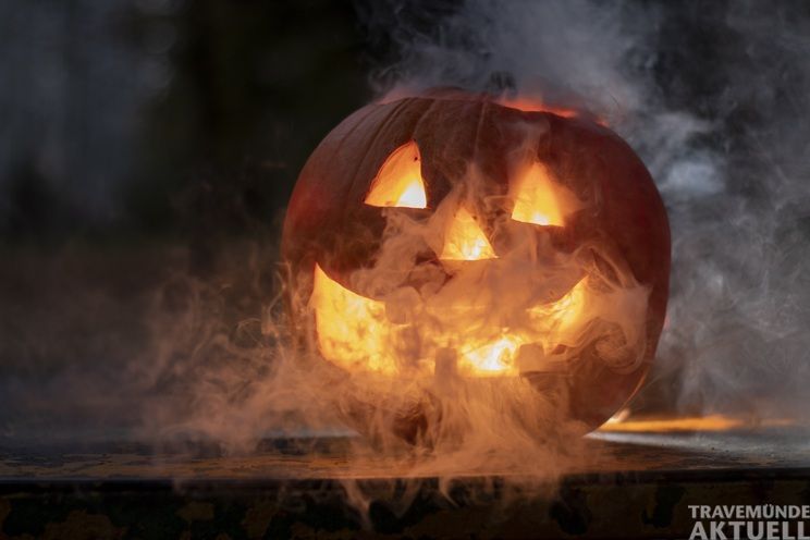 Ein geschnitzter Kürbis gehört für viele zu Halloween einfach dazu und sorgt besonders in der Dunkelheit für die passende Stimmung. Foto: szabojanos/pixabay