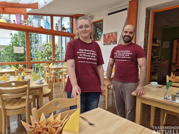 Celina Freitag von der Diakonie Nord Nord Ost hospitierte im »Hotel zur alten Stadtmauer«. Besonders gut gefiel ihr das Eindecken der Tische im Frühstücksraum. Mitarbeiter Omar Hneide war sehr zufrieden mit dem Engagement der Hospitantin. Foto: Diakonie Nord Nord Ost in Holstein gemeinnützige GmbH