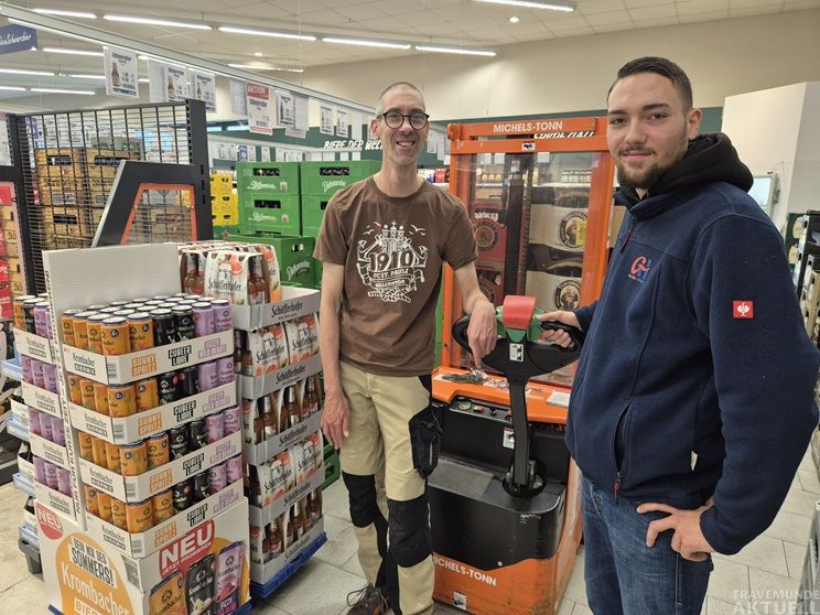 Simon Ehmke von der Diakonie Nord Nord Ost packte bei Getränke Hoffmann gemeinsam mit Mitarbeiter Luca Kavelmann ordentlich mit an. Foto: Diakonie Nord Nord Ost in Holstein gemeinnützige GmbH