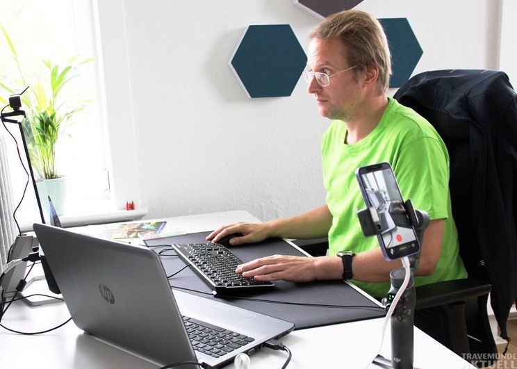 Yorck Heger beim Schichtwechsel in der TAMS Medienagentur: Am Computer erhielt er Einblicke in die tägliche Arbeit der Agentur. Foto: TA