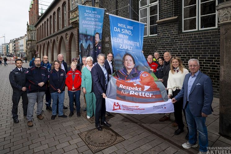 Zum Auftakt der Kampagne kamen Vertreter:innen der Gemeinnützigen Sparkassenstiftung zu Lübeck, der Hansestadt Lübeck sowie der Partnerorganisationen der Blaulichtfamilie zusammen. Mit dabei waren auch die Schirmherren Bürgermeister Jan Lindenau und Stadtpräsident Henning Schumann. Foto: Felix König