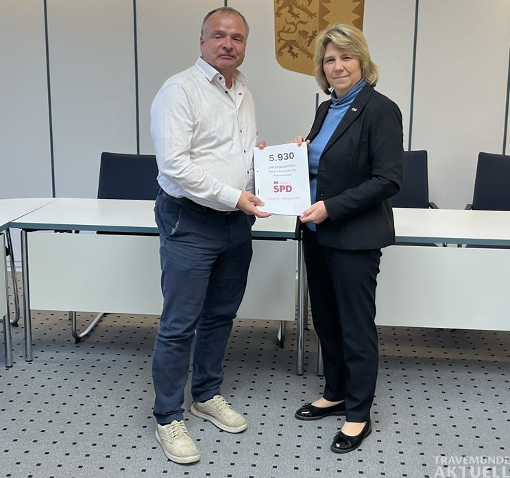 Mehr als 7.000 Menschen unterstützen die Petition zum Erhalt der Travemünder Praxisklinik. SPD-Ortsvereinsvorsitzender Peter Dummann übergab die Unterschriften an Gesundheitsministerin Dr. Kerstin von der Decken. Foto: Renate Prüß