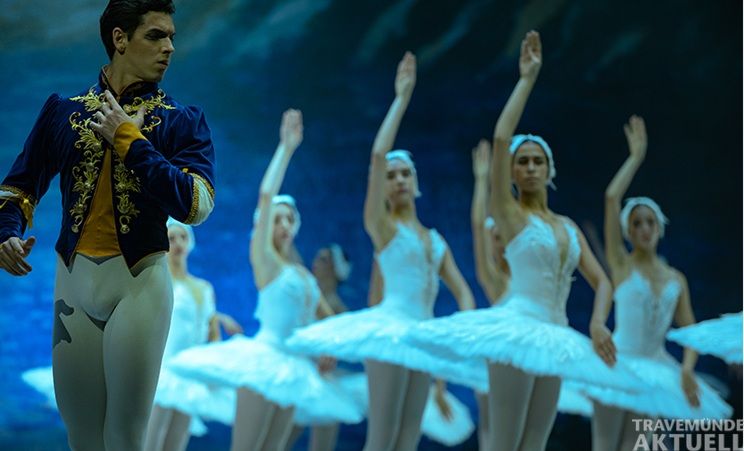 Das Grand Classic Ballet bringt »Schwanensee – Jenseits der Bühne« am 17. Oktober gleich zweimal auf die Bühne des Maritim Strandhotels Travemünde. Foto: Grand Classic Ballet