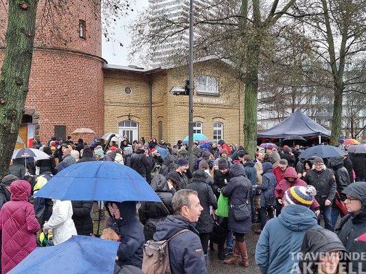 Tradition an Heiligabend: Der Alte Leuchtturm Travemünde öffnet am 24. Dezember wieder seine Türen. Besichtigungen sind von 12.30 bis 16 Uhr möglich, dazu lädt das traditionelle Punschtrinken zum weihnachtlichen Beisammensein ein Foto: TA