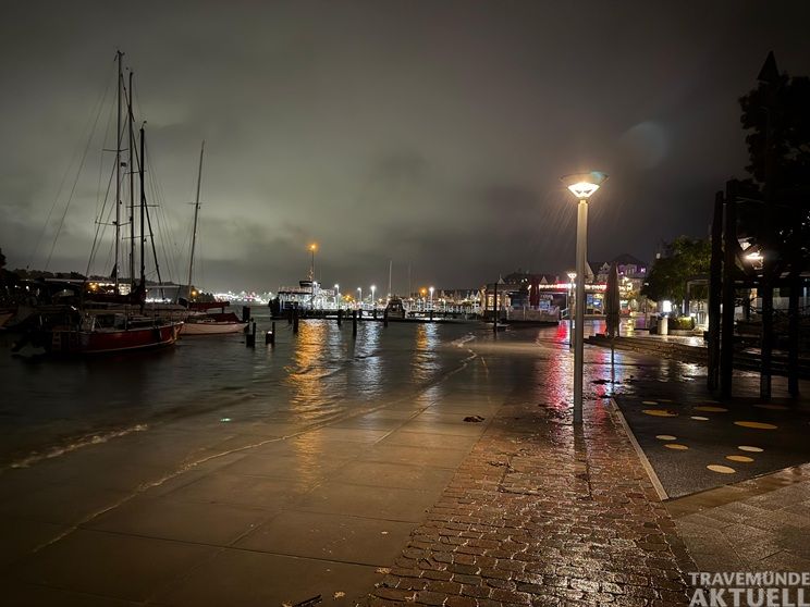 Das Wasser der Trave erreicht am Samstagabend erste Bereiche der Promenade. Foto: TA
