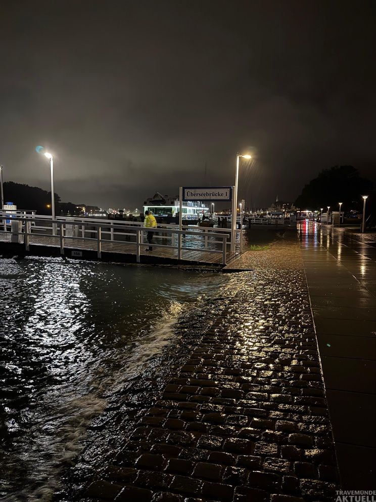 Das Wasser steht am Samstagabend bereits deutlich höher an der Überseebrücke. Gegen 21:50 Uhr lag der Pegel bei 593 Zentimetern. Foto: TA