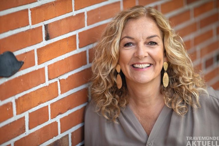Bettina Tietjen kommt am 22. Oktober mit ihrer Lesung »Tietjen sucht das Weite« in die Trinkkurhalle Timmendorfer Strand. Foto: Sebastian Fuchs