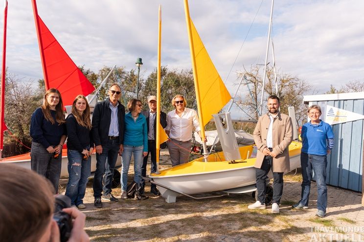Gemeinsam für inklusives Segeln in Niendorf: Amelie Schwanitz, Ally Grähter, Dieter Rodewald und Tanja Schridde von der AktivRegion Innere Lübecker Bucht sowie Joachim Nitz, Jouri Clephas, Florian Doormann und Lena Middendorf bei der Taufe der neuen Jollen. Foto Stine Schöning/TSNT GmbH