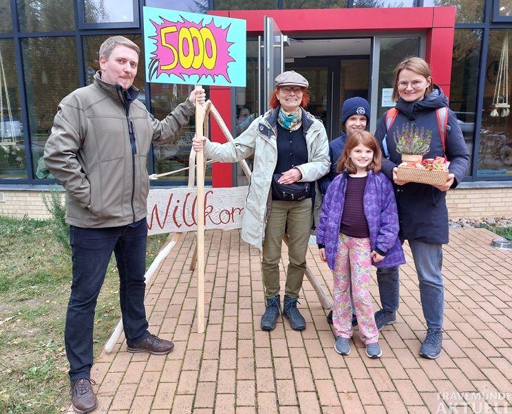 Die 5000. Besucherin Nora Krell (rechts) mit ihren Kindern und ihrer Mutter vor der Naturwerkstatt Priwall. Stationsleiter Alexander Bock (links) überreichte der Berlinerin einen Präsentkorb. Foto: Naturwerkstatt Priwall