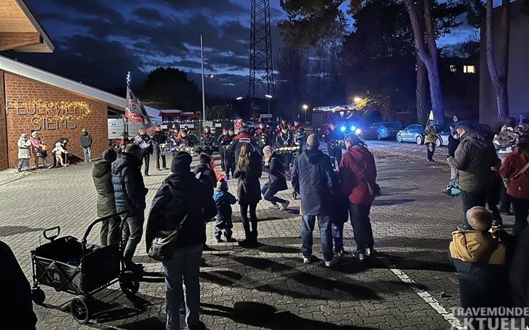 Mit leuchtenden Laternen geht es am Freitagabend durch Siems. Die Freiwillige Feuerwehr Siems lädt am 30. Oktober zum traditionellen Laternenumzug ein. Foto: Freiwillige Feuerwehr Siems