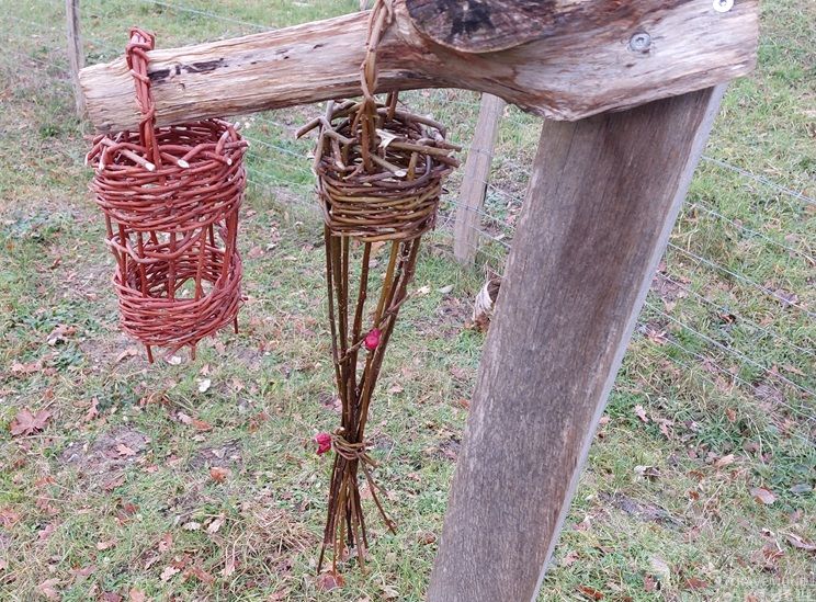 Aus den Weidentrieben entstehen bei den Workshops unter anderem Windlichtkörbe und Meisenknödelhalter. Foto: Naturwerkstatt Priwall